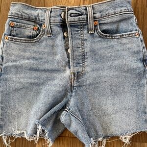 Levi’s Wedgie Straight Cut-offs